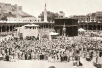 Ilustrasi sejarah gelar Haji di Indonesia, menggambarkan perjalanan umat Muslim dari masa penjajahan Belanda hingga kemerdekaan Sumber :https://umrahbandung.id/