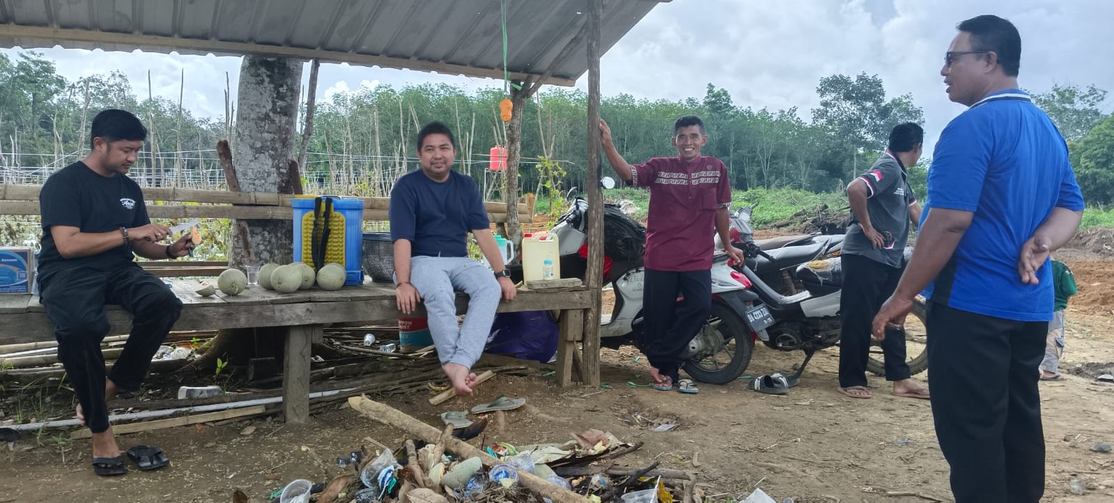 Bang Dhin Sambangi Warga Pematang Ulin, Serap Aspirasi dan Beri Bantuan Bibit