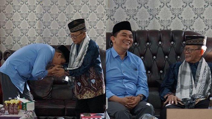Calon Bupati TanahBumbu Nomor Urut 1 Andi Rudi Latif sowan ke sejumlah Tuan Guru dan Ulama di Kecamatan Kusan Hulu
