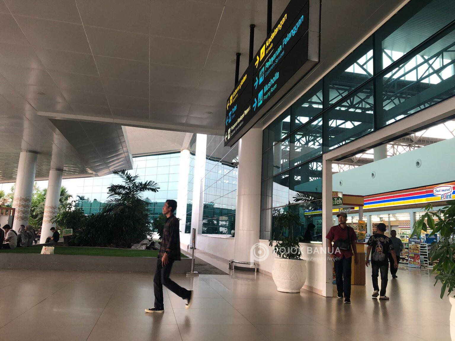 Suasana pintu masuk keberangkatan Bandara Syamsudin Noor