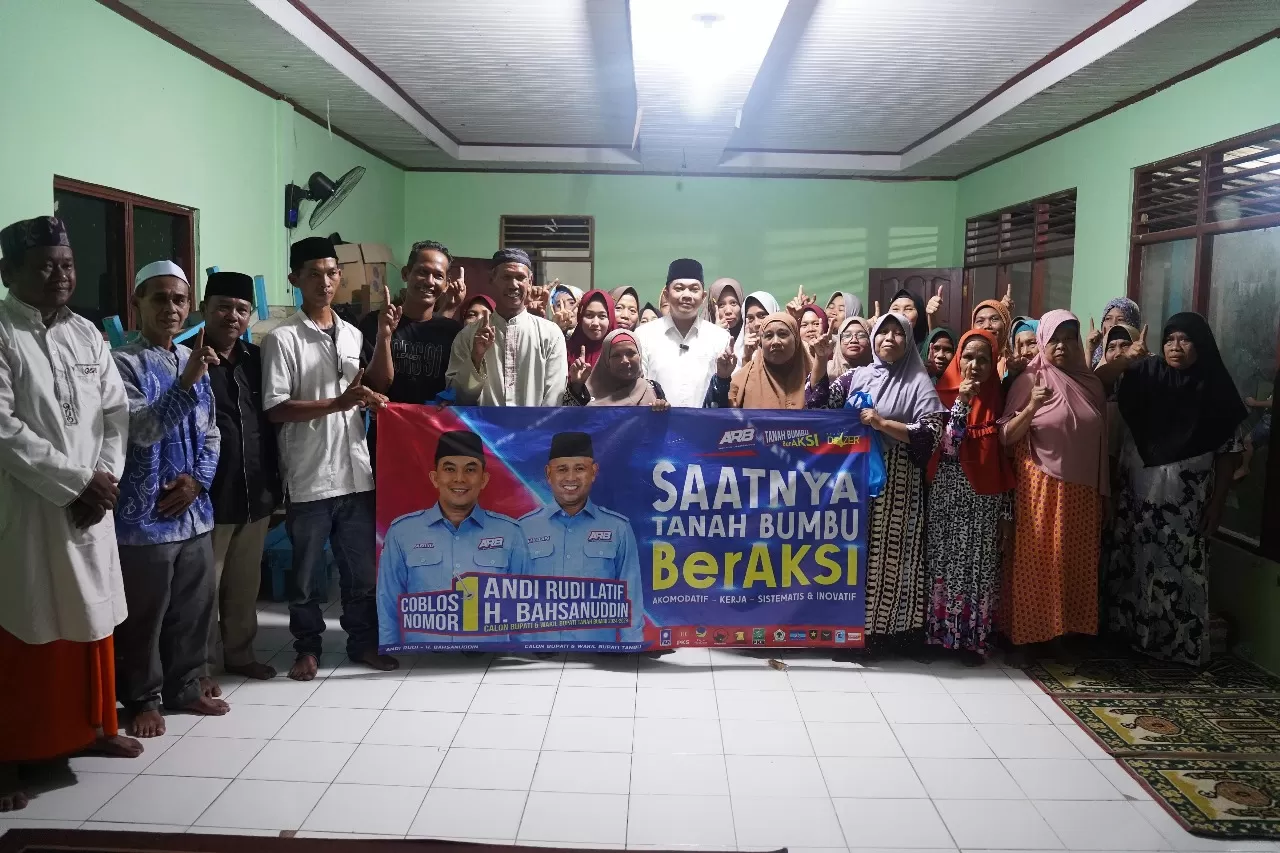 Calon Bupati Tanbu, Andi Rudi Latif bersama warga Desa Karang Rejo