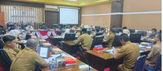 Rapat Kerja DPRD Tanbu di Ruang Rapat Komisi I