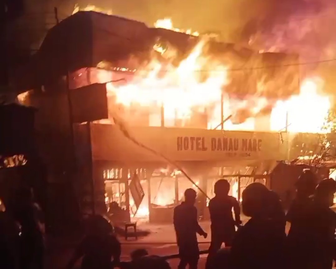 
Kebakaran Hebat Luluhlantakkan Eks Hotel dan Sejumlah Toko di Kuala Kapuas