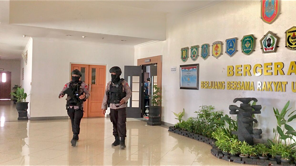 Tim penyidik dari Komisi Pemberantasan Korupsi (KPK) datang ke kantor Gubernur Kalsel menggeledah ruang kerja Gubernur Kalsel Sahbirin Noor