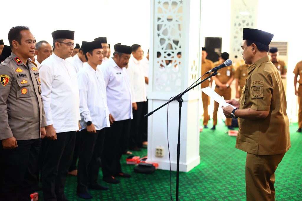 Bupati Zairullah Azhar saat mengukuhkan Panitia MTQN ke-20