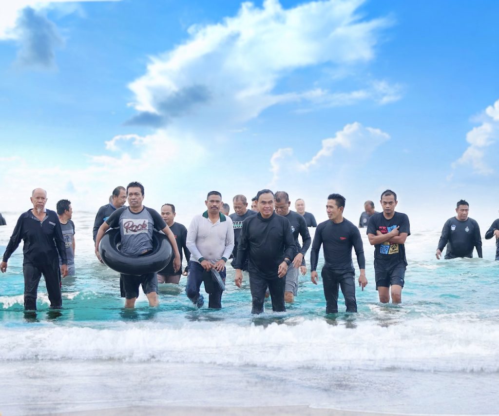Bupati Tanbu Zairullah Azhar bersama jajaran Pemda, melakukan kegiatan renang di Pantai Pagatan.