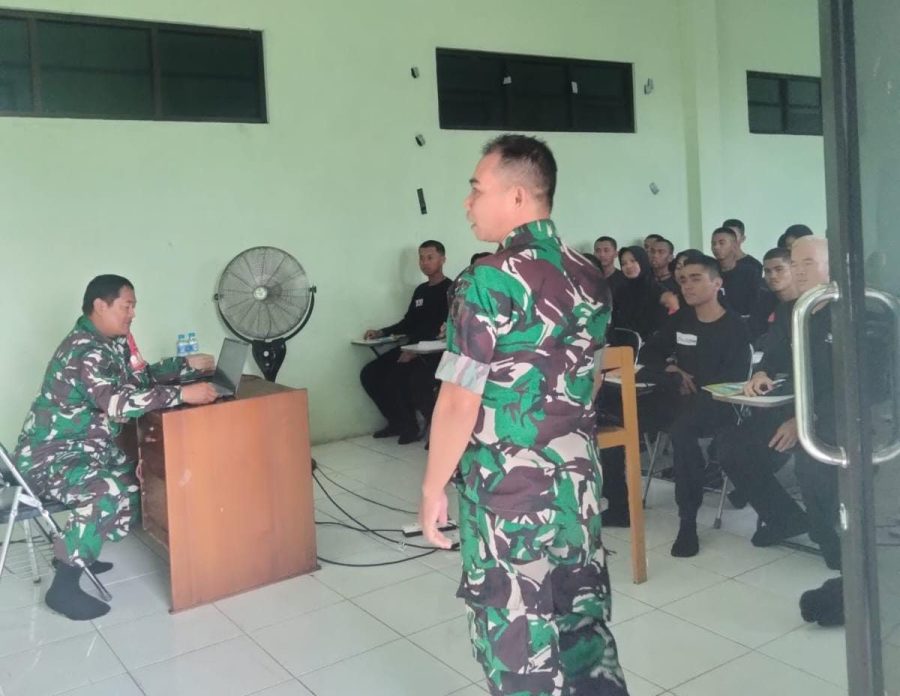 Anggota Koramil 1006-08/Gambut Memberikan Materi Wawasan Kebangsaan  kepada Calon Siswa Menwa di UNUKASE