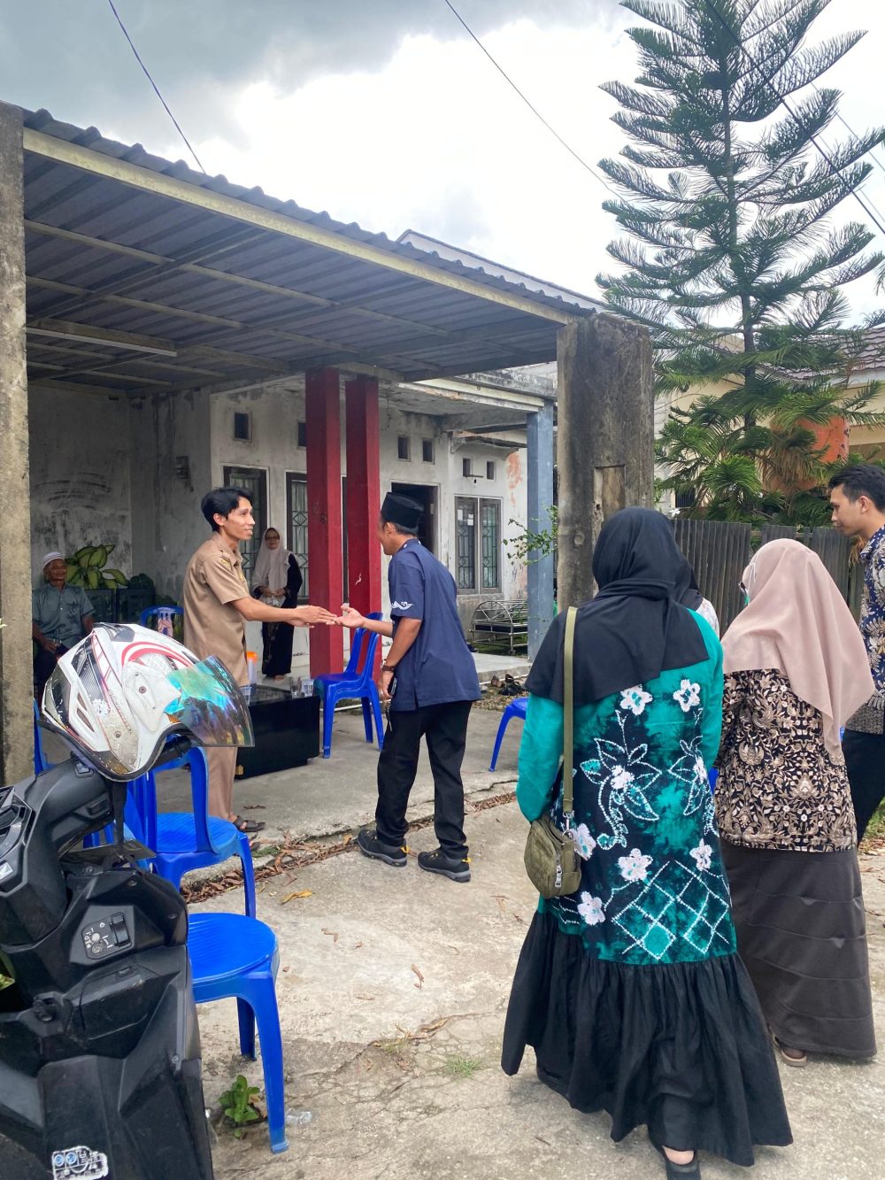 Civitas Kampus UNUKASE Takziah ke Keluarga Mahasiswa