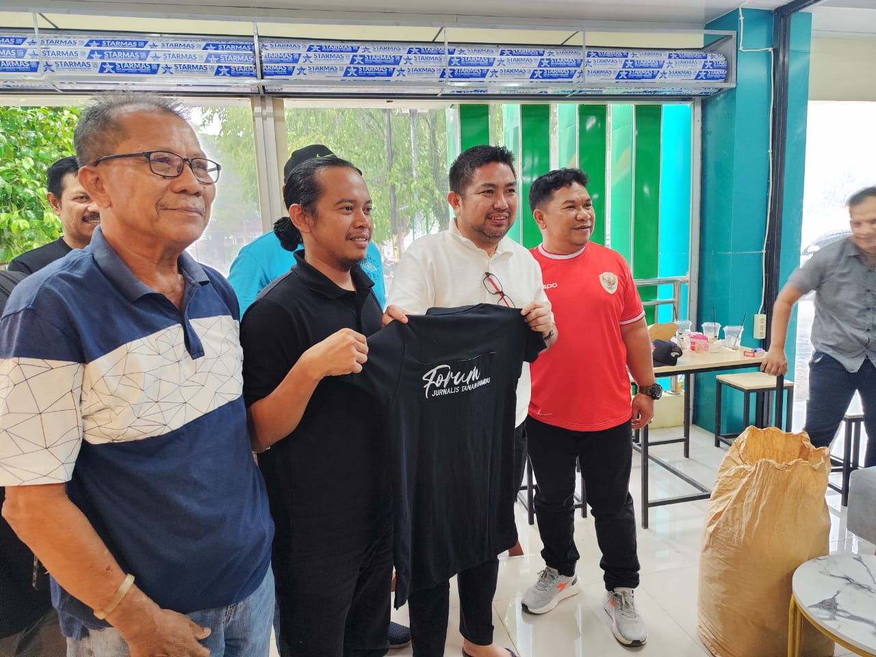 Bang Dhin (Baju Putih) Bersama Anggota FJTB