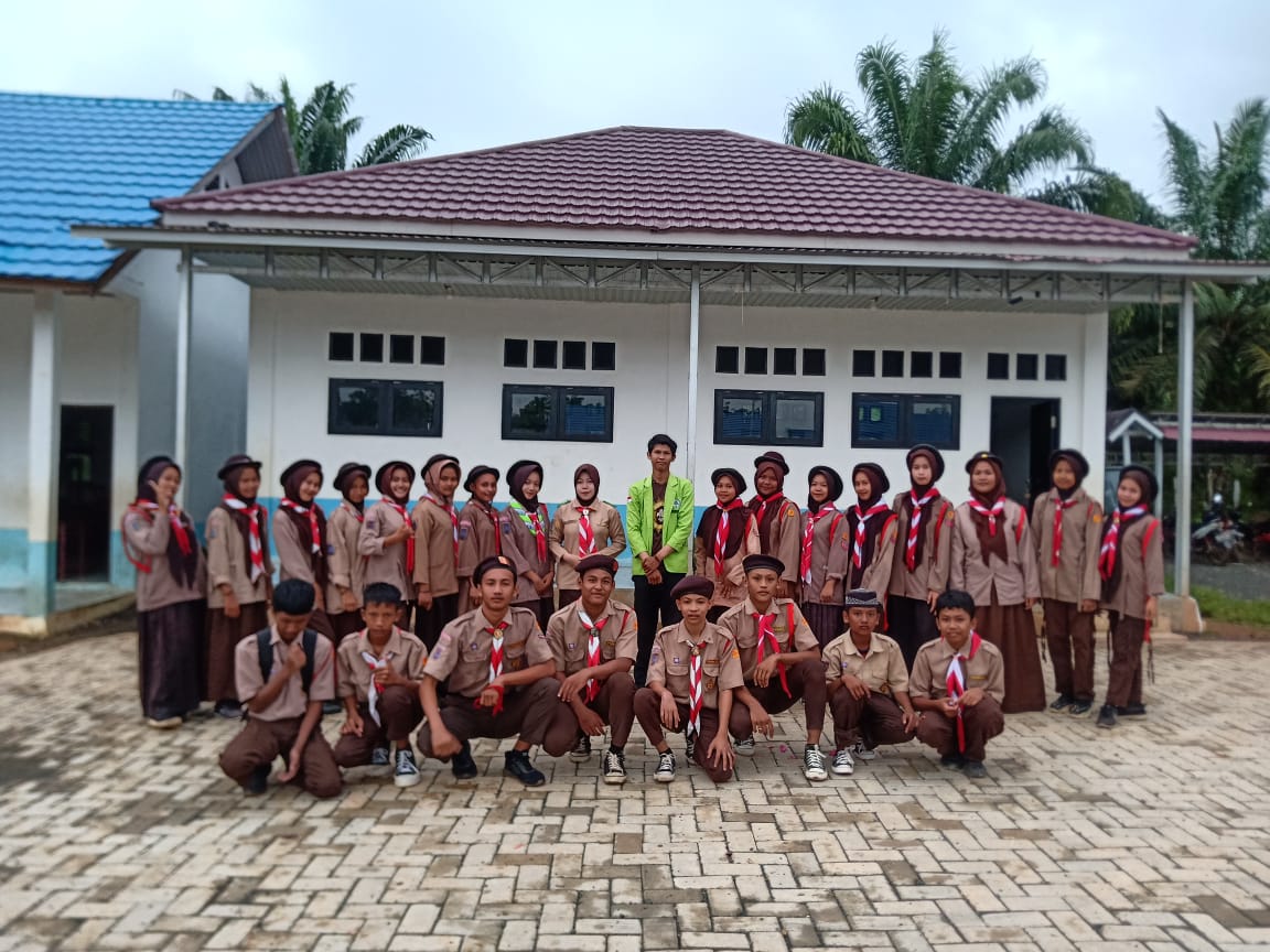 Kegiatan Pramuka Mahasiswa UNUKASE di SMP Mangkalapi Tanah Bumbu