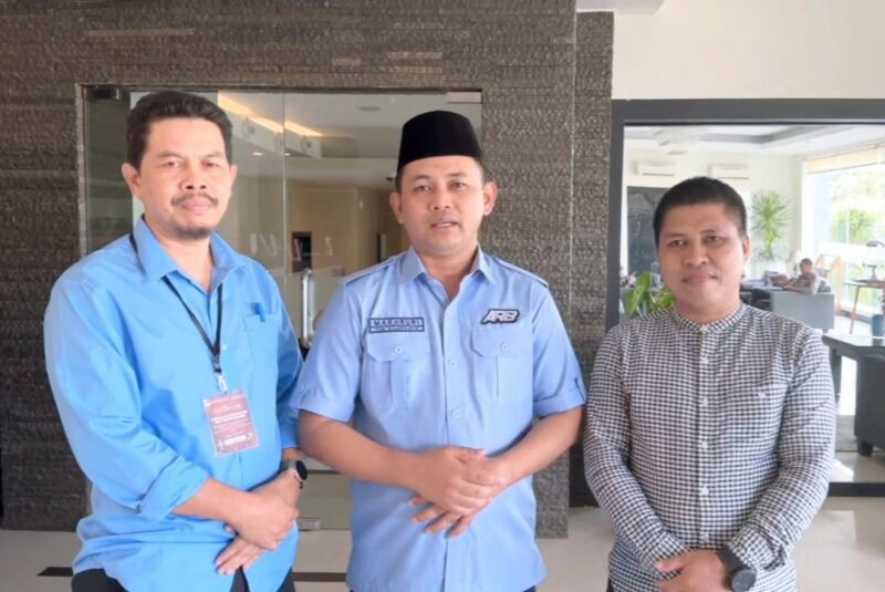 Anggota DPRD Tanbu, Makhruri (Tengah)