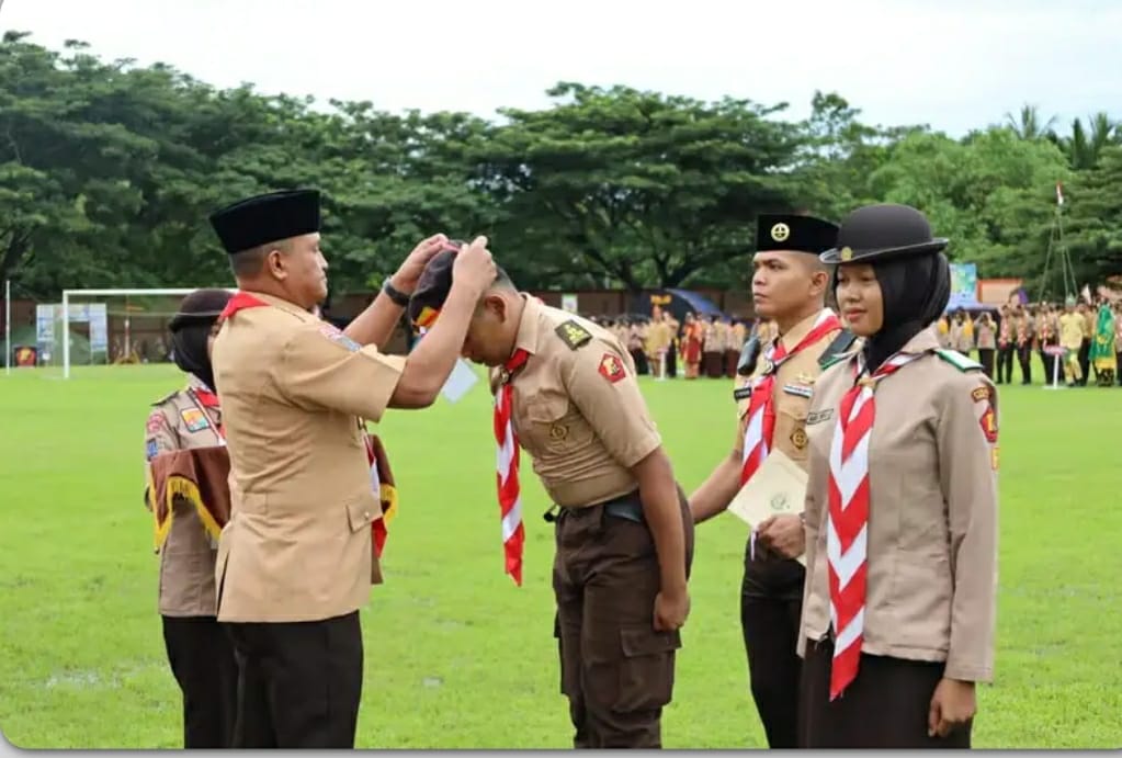 Wakapolda Kalsel saat Memberikan Penghargaan di Upacara Pembukaan Perkemahan Bhakti Saka Bhayangkara 2024.