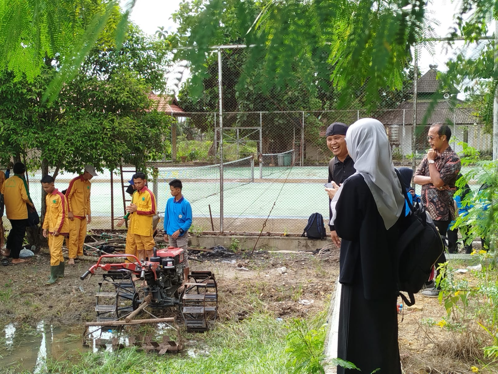 Praktek Pengolahan Lahan Rawa Menggunakan Alat Mesin Pertanian