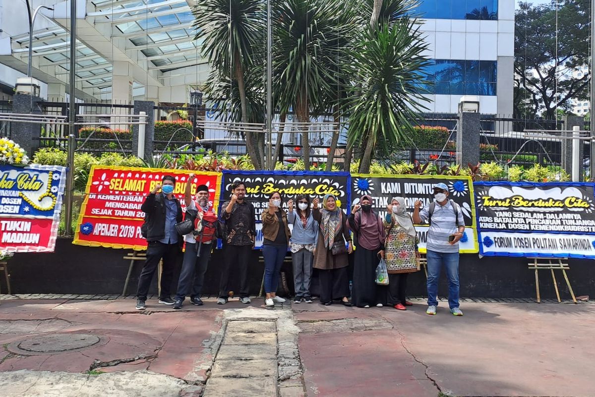 Aksi kirim karangan bunga ke Kemendikti Saintek, Jakarta, Senin (6/1).