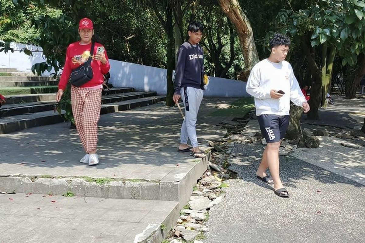 Sejumlah warga dari muda hingga tua sedang mencari koin aplikasi Jagat yang konon bernilai ratusan ribu hingga jutaan rupiah di Taman Tegalega, Kota Bandung, Jawa Barat, Jumat (10/1).