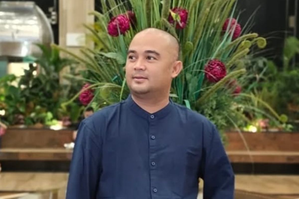 Aktor Sandy Permana dikabarkan tewas dengan luka tusukan di Bekasi, Minggu (12/1). Polisi buru pelaku.