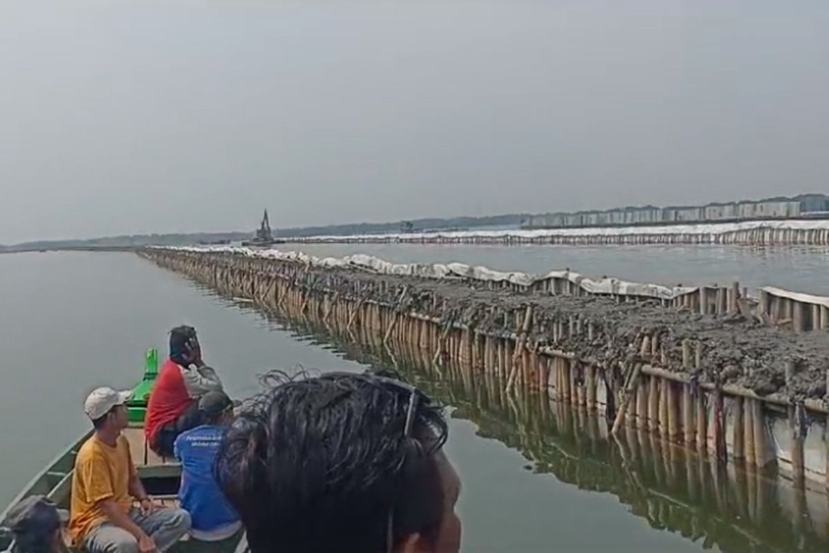 Beredar sebuah video yang menunjukkan pagar misterius berbahan bambu muncul di perairan pesisir utara Kabupaten Bekasi, Jawa Barat.