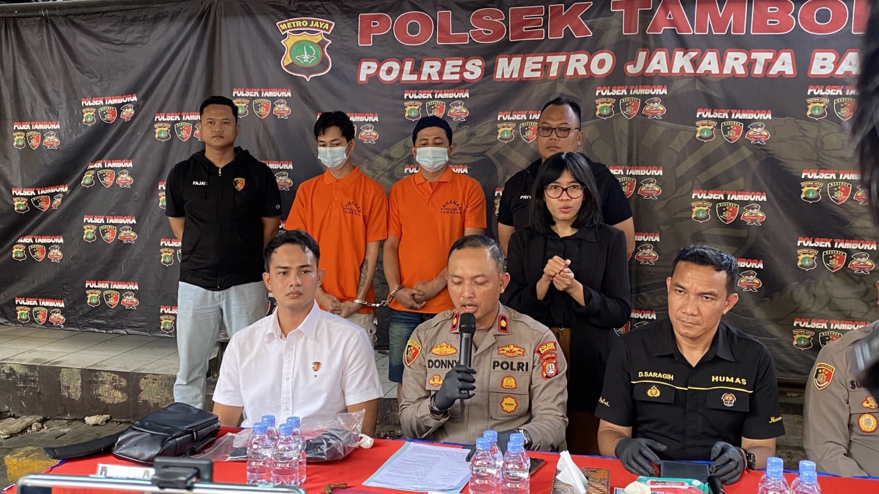 Polsek Tambora menggelar rilis kasus penusukan, Jumat (17/1). 
