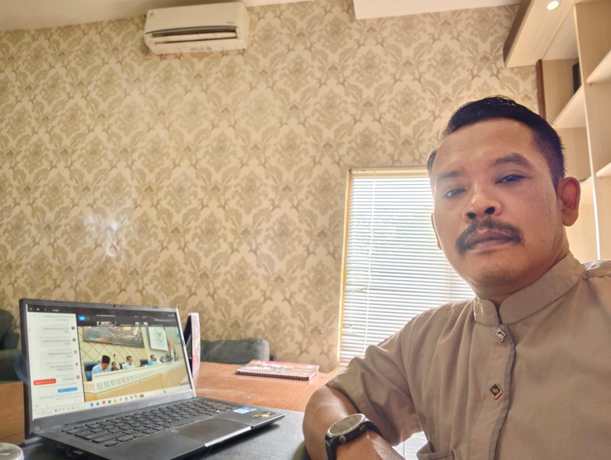 (Foto:istimewa) Ketua KPU Tanbu, Puryadi saat mengikuti rapat daring via aplikasi Zoom di kantornya, Rabu (22/1).
