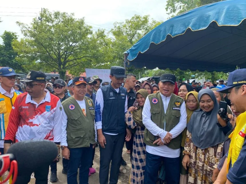 Gubernur Kalsel, Muhidin dan Bupati Banjar, Saidi Mansyur bersama Ditjen Bina Marga, Roy Rizali Anwar saat menyalurkan bantuan banjir di Sungai Tabuk.
