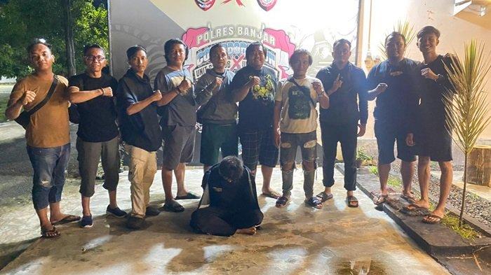 Mantan karyawan Mart Plus, IH (27), ditangkap Tim Ops Macan Sat Reskrim Polresta Banjarmasin atas kasus pencurian dengan pemberatan yang terjadi di tiga minimarket Mart Plus di wilayah Banjarmasin.