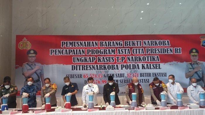 Pemusnahan barang bukti narkotika oleh Kapolda Kalsel, Irjen Pol Rosyanto, Rabu (15/1). 