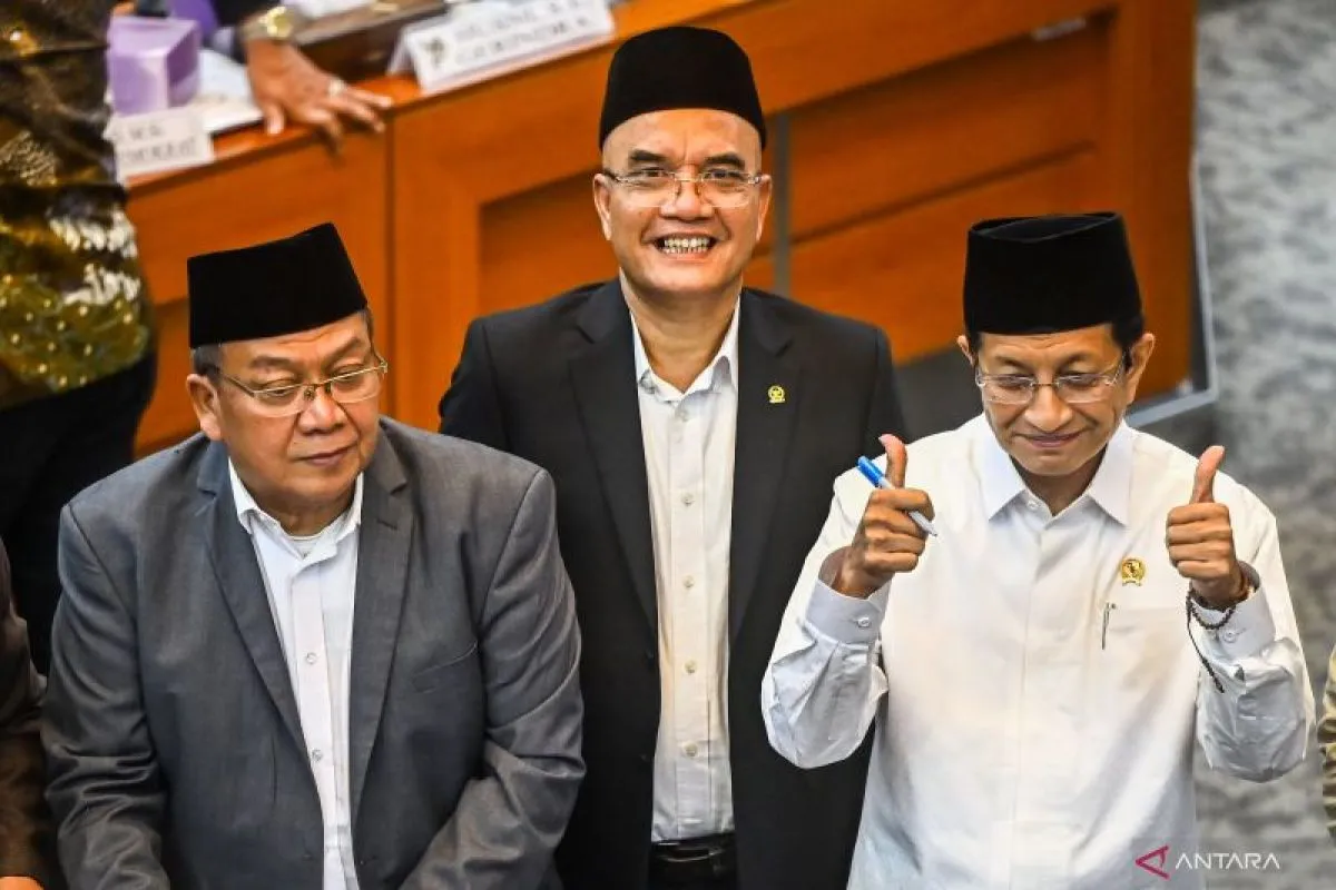 Menteri Agama Nasaruddin Umar (kanan) bersama Ketua Komisi VIII DPR Marwan Dasopang (tengah) dan Ketua Panitia Kerja (Panja) Biaya Haji 2025 Abdul Wachid (kanan) berfoto bersama usai mengikuti rapat kerja penetapan biaya haji 2025 di Kompleks Parlemen, Senayan, Jakarta, Senin (6/1).