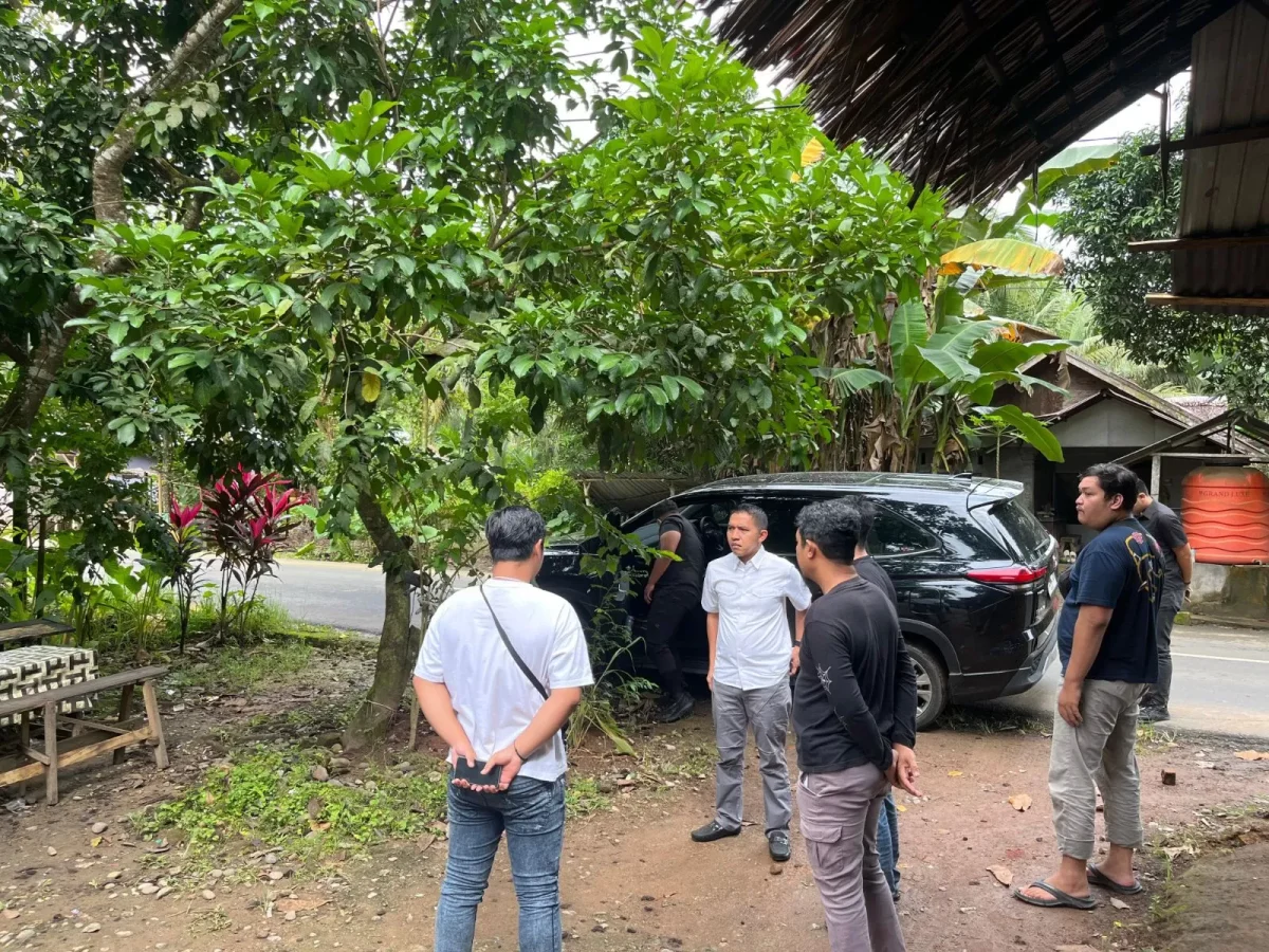 Kapolres Hulu Sungai Tengah (HST) AKBP Jupri JHP Tampubolon mendatangi lokasi pembunuhan Kepsek di Desa Banua Kupang.