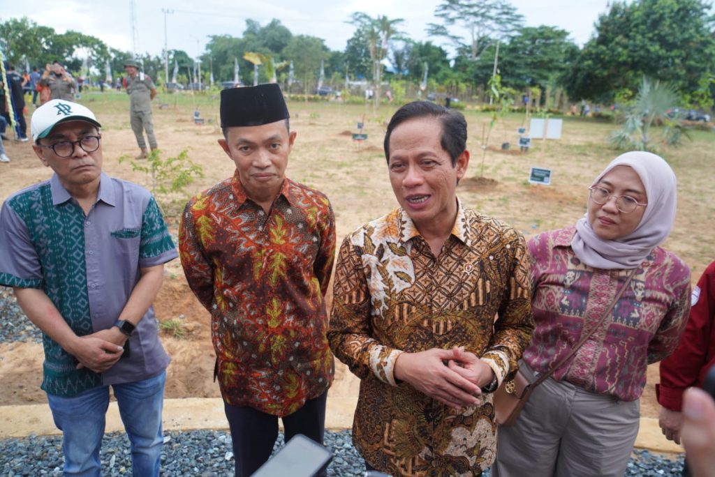 Sekda Tanbu, Ambo Sakka (peci hitam) bersama Mentri LH, Hanif Faisol Nurrofiq.