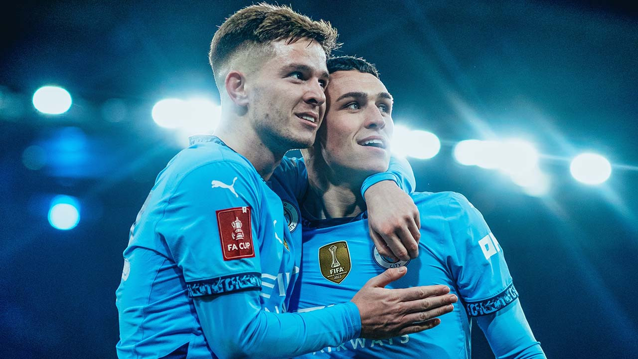 Punggawa Manchester City saat melakukan selebrasi usai mencetak gol ke gawang Salford.