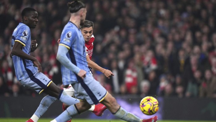 Arsenal mencatat kemenangan penting dalam derby London utara melawan Tottenham Hotspur di Emirates Stadium, Kamis (16/1) dini hari WIB.