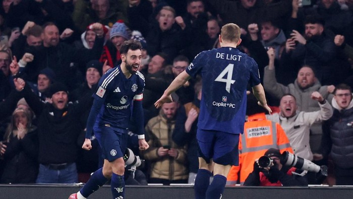 Manchester United lolos ke ke Babak Keempat Piala FA usai kalahkan Arsenal lewat drama adu penalti.