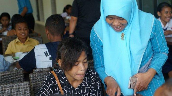 Ilustrasi guru dan siswa di sekolah. Simak syarat dan kriteria guru PNS dan PPPK bisa mengajar di sekolah swasta mulai tahun 2025.