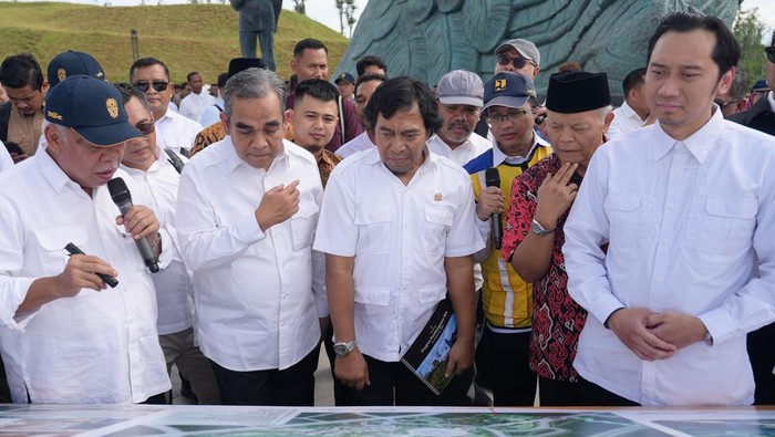 Ketua MPR Ahmad Muzani (dua dari kiri) mengecek perkembangan IKN.