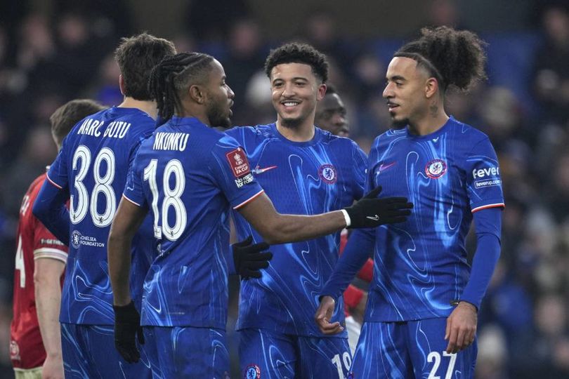 Pemain Chelsea Christopher Nkunku (kiri tengah) merayakan gol kedua timnya dalam laga FA Cup melawan Morecambe, Sabtu (11/1) di Stadion Stamford Bridge.