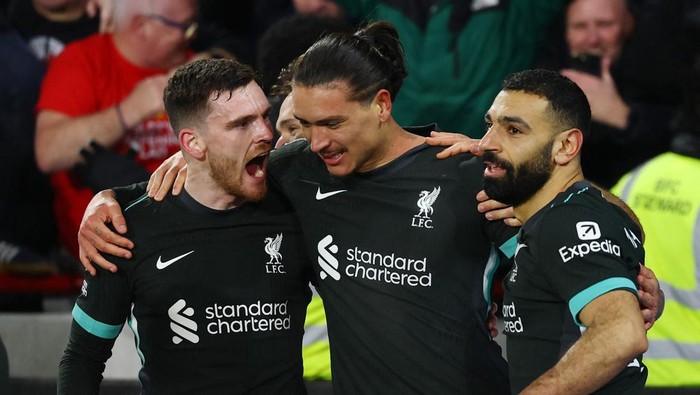 Nunez (tengah) menjadi pahlawan Liverpool saat menghadapi Brentford.