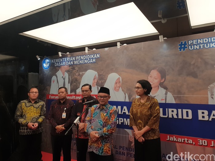 Kemendikdasmen memastikan PPDB resmi berganti nama menjadi SPMB pada 2025. Cek syaratnya!