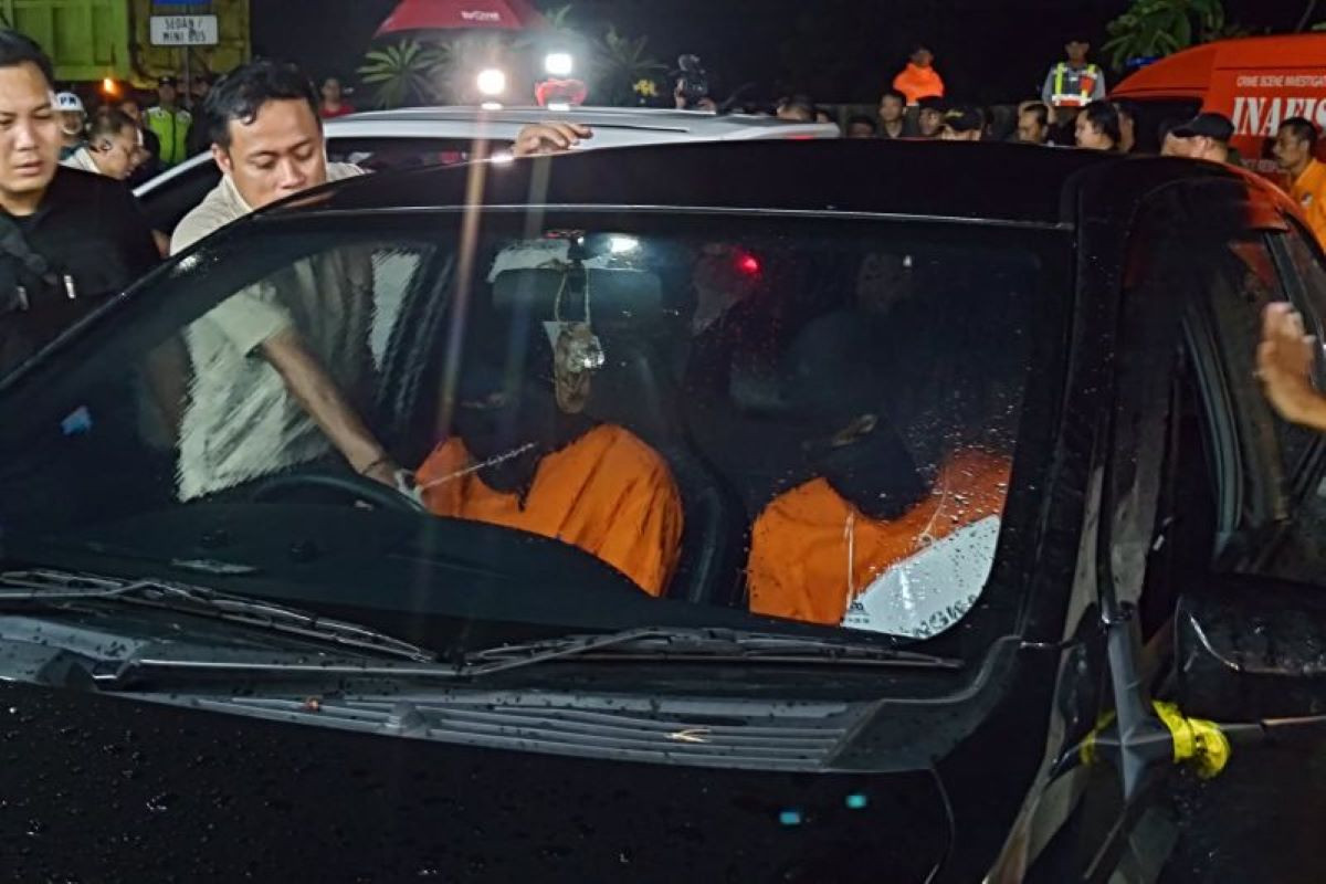 Penyidik dari Pusat Polisi Militer Angkatan Laut (Puspomal) saat melakukan rekonstruksi dengan menghadirkan para pelaku penembakan bos rental di Rest Area Km 45, Tol Tangerang-Merak, Banten, Sabtu (11/1) dini hari.