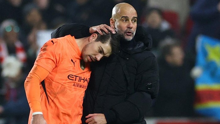 Stefan Ortega dan manajer Pep Guardiola usai laga Brentford vs Manchester City.