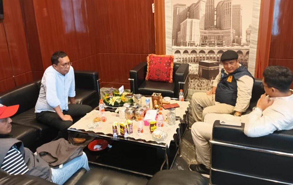 Ketua DPRD Tanbu bersama para jurnalis