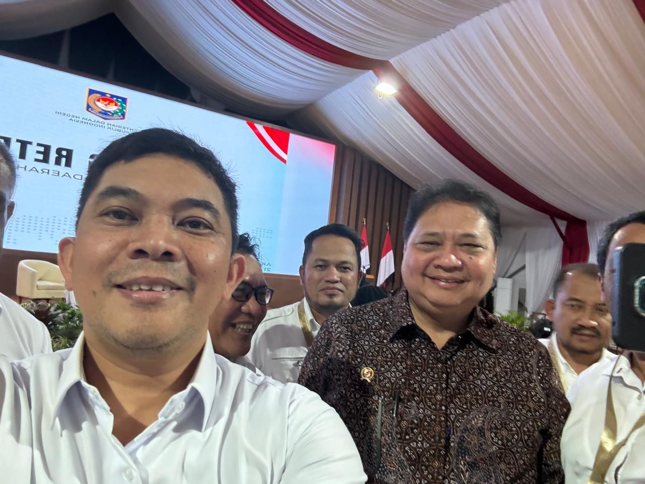 Bupati Tanbu Andi Rudi (Baju Putih) Bersama Airlangga Hartarto