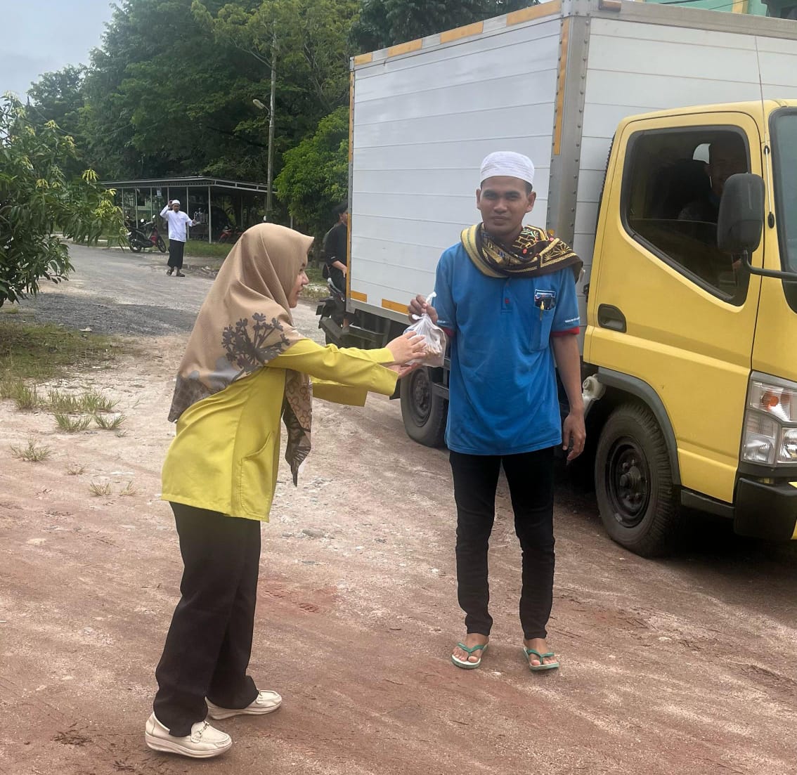 PMB UNUKASE, Bagikan 100 Nasi Bungkus Kepada Jema’ah Sholat Jum’at