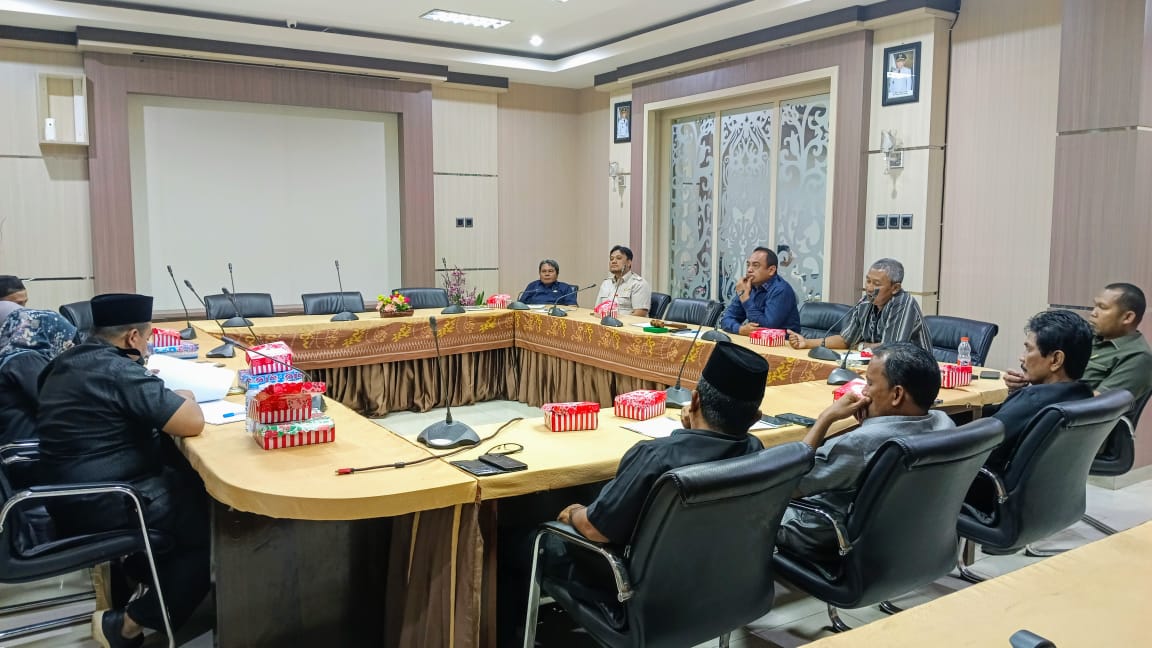 Rapat kerja DPRD Tanbu bersama Dinas PUPR