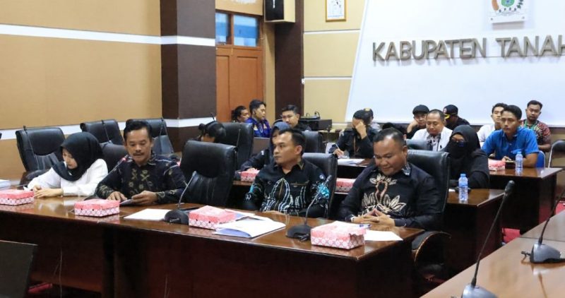 Rapat Kerja Gabungan Komisi DPRD Tanbu dengan KPUD Tanbu terkait evaluasi anggaran tahun 2024