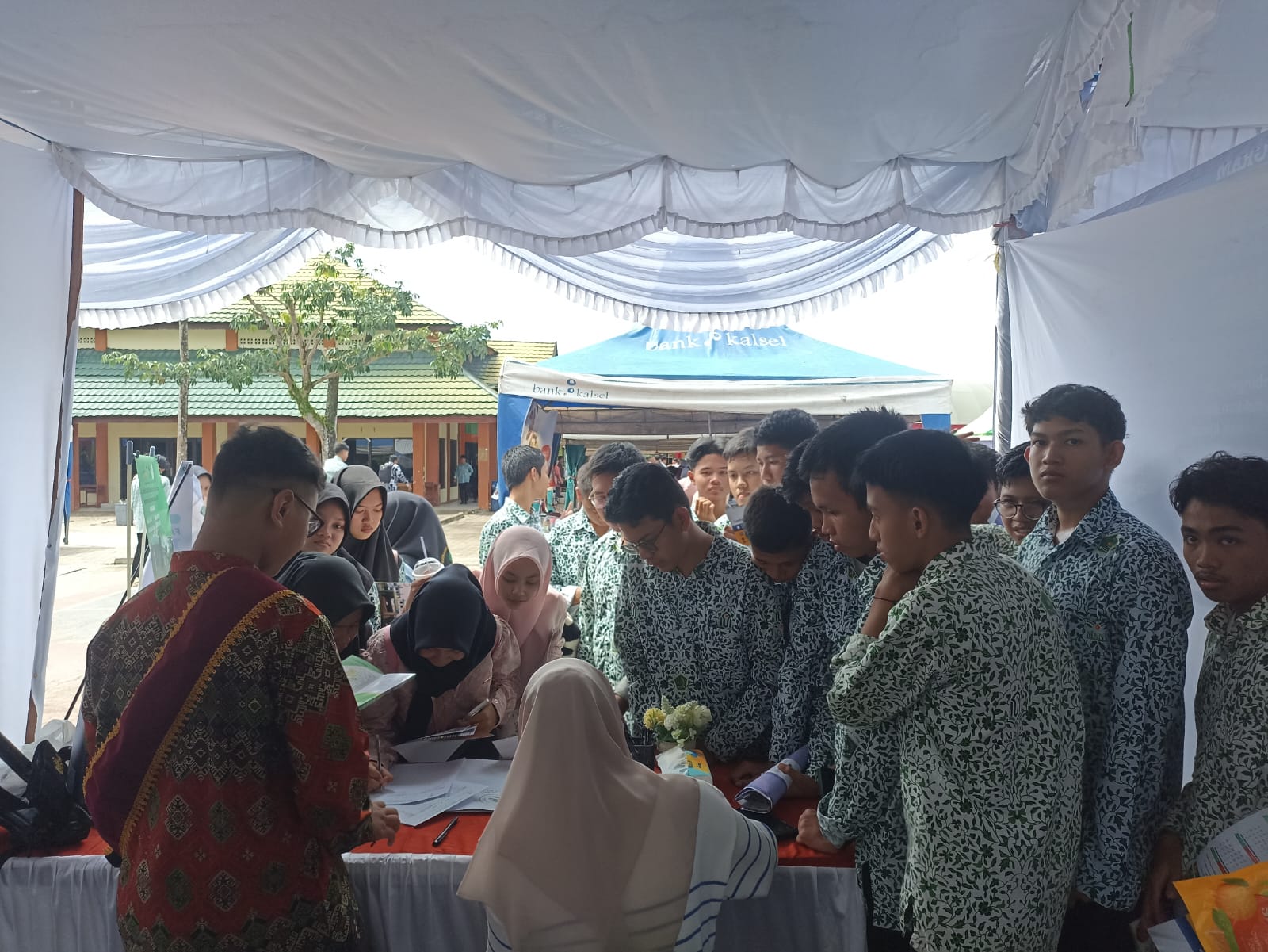Pengunjung Minati Stand UNUKASE di Bursa Kampus SMANDA Banjarmasin