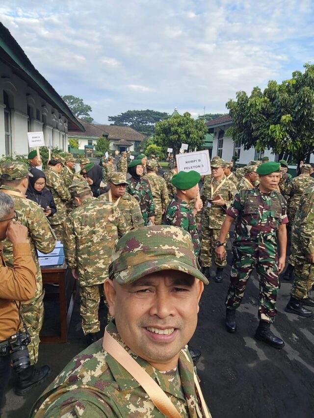 Wabup Tanbu Tampil Gagah Kenakan Seragam Militer Saat Retreat di Akmil Magelang