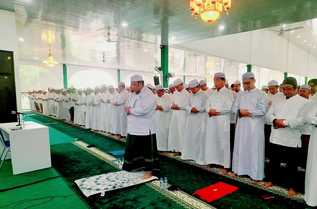 Ustaz Hidayatullah Ali memimpin shalat duha di kantor Serambi Madinah 
