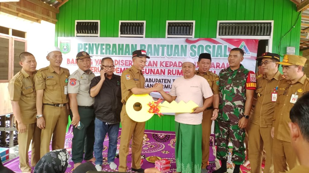 Sekda Tanbu, serah terima kunci rumah baru di Tungkaran Pangeran.