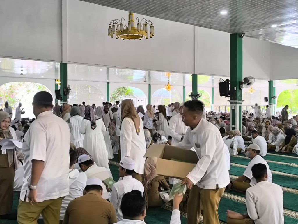 Bupati Tanbu Bagikan Al-Qur'an Menjelang Akhir Masa Jabatan