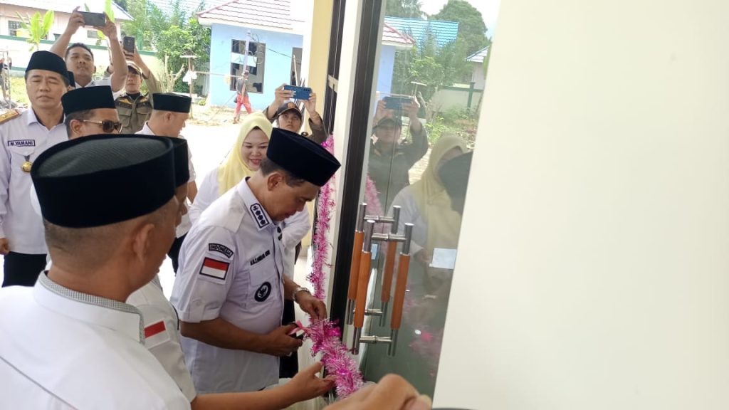 Pemotongan pita oleh Bupati, di dampingi Plt Camat Kusan Hulu, M. Salafudin, serta jajaran Forum Pimpinan Kecamatan, Rabu (12/2).
